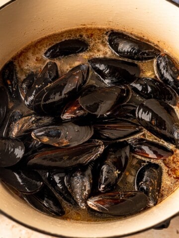 Garlic Butter Mussels in White Wine Sauce (Quick Summer Seafood ...