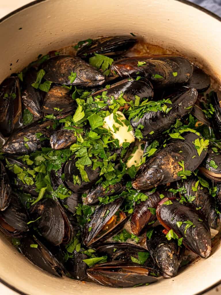 Garlic Butter Mussels in White Wine Sauce (Quick Summer Seafood ...