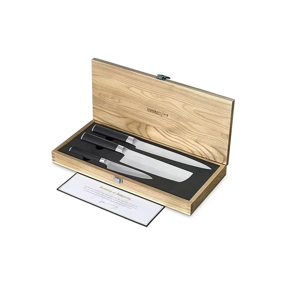 Kitchen knives in wooden box.